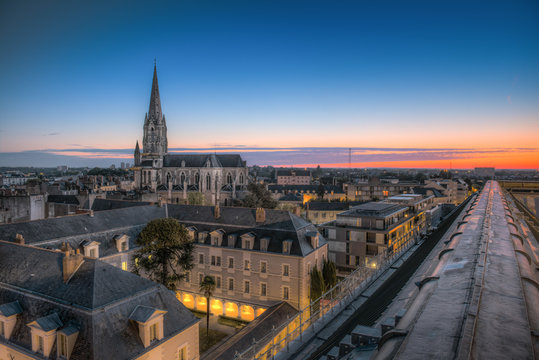 vu a&eacute;rienne au lever du jour sur une &eacute;glise et des b&acirc;timents du XIX &egrave;me si&egrave;cle sur les toits de la vielle ville de Nantes en France
