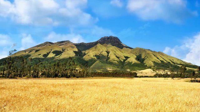 Volc&aacute;n Imbabura en los andes del Ecuador