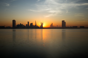 Fototapeta na wymiar Beautiful Bahrain skyline and the sun