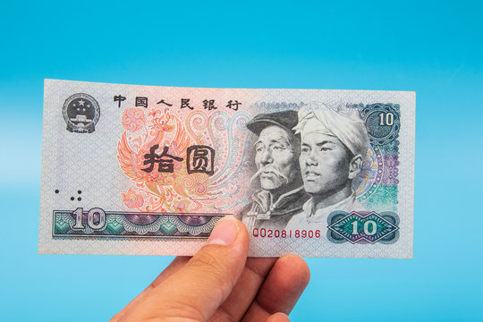 Man hold China 1980 old Banknotes. An Old paper banknote, vintage retro. Famous ancient Banknotes. Collection.