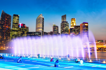 Obraz premium Marina Bay Fountain and Singapore Downtown Skyline at Night