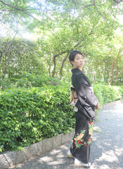 夏の新緑を歩く着物の女性