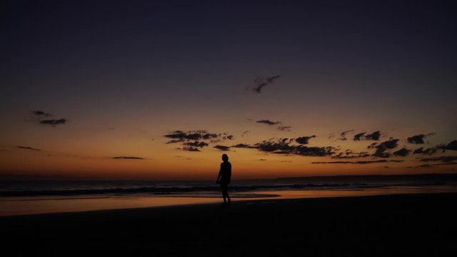 Atardecer con hombre caminando