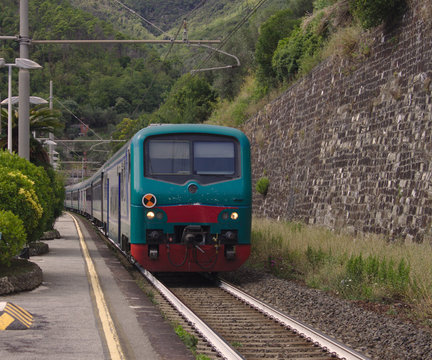 The best way to visit Five Lands national park is the Train.