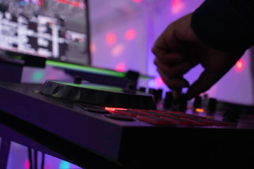 dj tocando en festival de música