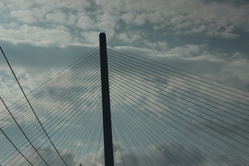 大型のつり橋　曇り空で形が不吉な感じを醸し出している　瀬戸内海のしまなみ海道 - obrazy, fototapety, plakaty