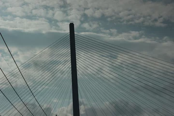 Tuinposter 大型のつり橋　曇り空で形が不吉な感じを醸し出している　瀬戸内海のしまなみ海道 © bamboo design