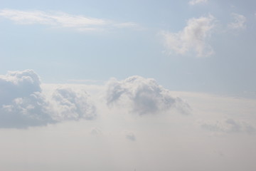 飛行機から見た空と雲