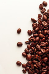 granos de café en fondo blanco 