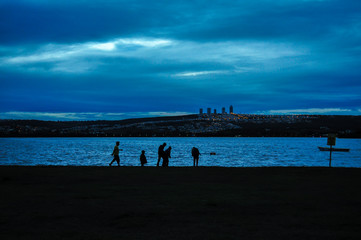Siluetas de niños paseando en el lago
