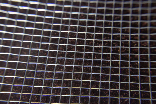 Textura de grade de arame sobre fundo preto