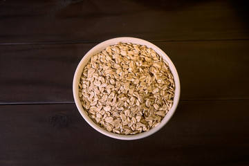 tazón de avena cruda