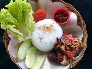 AYAM PENYET TERLIHAT SEDERHANA TAPI RASA LUARBIASA #INDONESIAFOOD #YUMMI #MANTAP