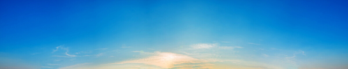 Obraz premium Panorama sky with beautiful cloud on a sunny day. Panoramic high resolution image.