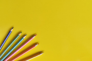 Colores sobre fondo color amarillo