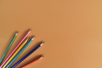 Colores sobre fondo color durazno