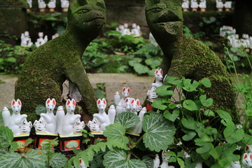 佐助稲荷神社（鎌倉）のキツネの置物