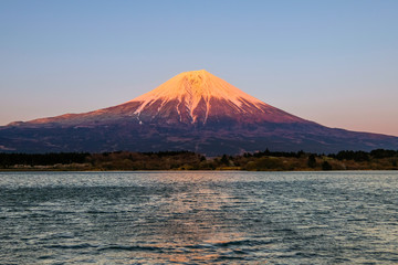 田貫湖と赤富士