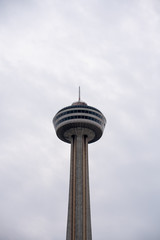 Obraz premium Tower in Niagara Falls, Canada during cloudy weather 