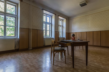 kleine puppe auf einem tisch in einem zimmer
