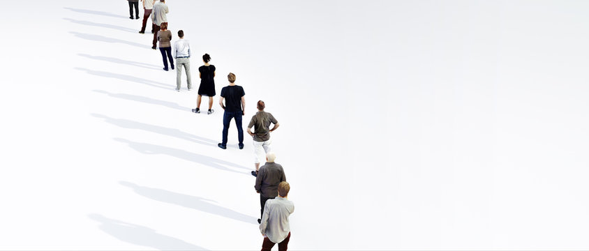 wartende Menschenschlange mit Sicherheitsabstand in Warteschlange in Zeiten von Coronavirus und Covid-19