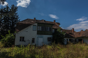 verlassene gebaeude mitten in einer stadt