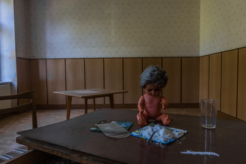 puppe mit zucker in einem leeren klassenzimmer