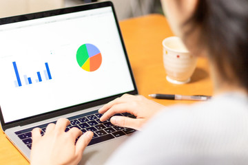 テレワークをする女性