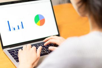 テレワークをする女性