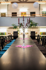 Tafel mit Kerzenständer