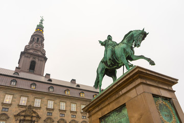 Obraz premium Equestrian Statue of King Frederik VII on Christiansborg Slotsplads (Castle Square) in Copenhagen, Denmark 