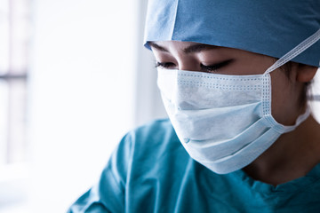ウイルス感染防護服を着た看護師の横顔