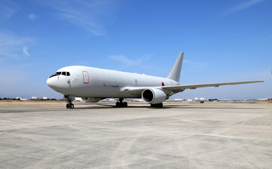 空中給油機　ジェット輸送機　KC-767  自衛隊輸送機　航空自衛隊機　ジェット機　大型ジェット機　航空機 - obrazy, fototapety, plakaty