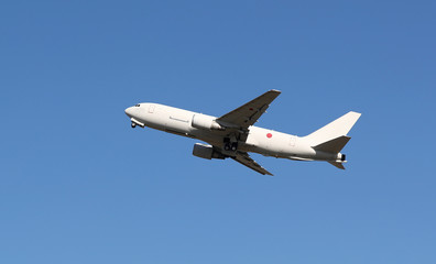 Fototapeta na wymiar 空中給油機　ジェット輸送機　KC-767 自衛隊輸送機　航空自衛隊機　ジェット機　大型ジェット機　航空機
