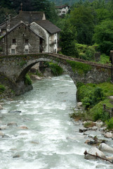 Fototapeta na wymiar Schweiz, Tessin, Leventina, Giornico mit Fluss Ticino und Steinbrücke
