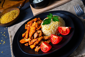 bulgur mit gebratenem fleisch und joghurtsoße