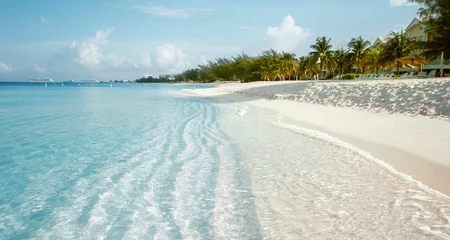 Deurstickers Seven Mile Beach, Grand Cayman Seven Mile Beach op het eiland Grand Cayman, Kaaimaneilanden