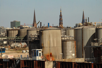Hamburg im Fokus; Blick &uuml;ber Hafenanlagen zur Innenstadt mit den Altstadtkirchen
