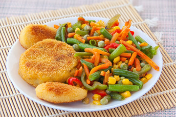 vegetables gorse or tomatoes corn peas bell peppers carrots on plate