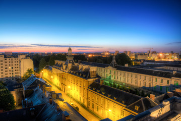 vu aérienne au lever du jour sur un bâtiment du XIX ème siècle sur les toits de la vielle ville...