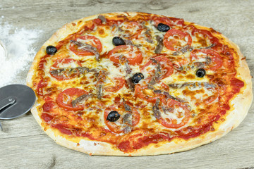 pizza napolitaine (pizza anchois, tomate et olives)