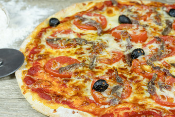 pizza napolitaine (pizza anchois, tomate et olives)