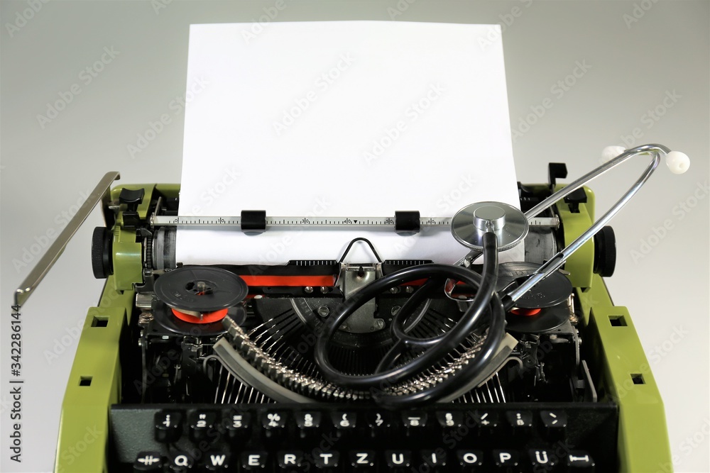 Fototapete close up of an old typewriter with a message