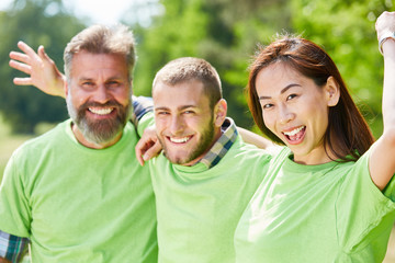 Glückliche junge Leute in grünen Shirts