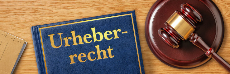 Richterhammer mit Gesetzbuch - Urheberrecht