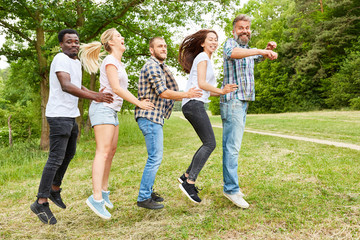 Gruppe beim Hüpfen auf einer Wiese