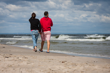 Spacer po bałtyckiej plaży