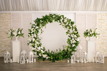 Round wedding arch. White flower arch. 