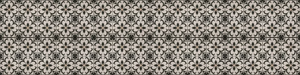Schwarz Braun Beige Vintage retro geometrische quadratische Mosaik Motiv Zementfliesen mit Blumenblütendruck Textur Hintergrund Banner Panorama © Corri Seizinger