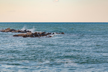 Mare e scoglio con spruzzi di mare